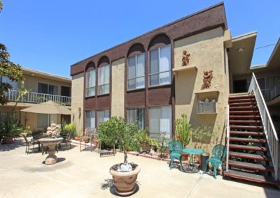 courtyard with outdoor seating at arizona towers