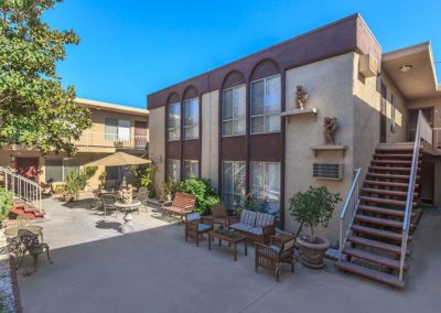 courtyard with seating at arizona towers