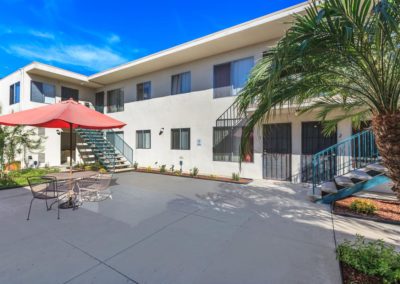 courtyard with table and palm tree at city gardens