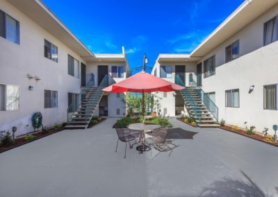 courtyard with outdoor table and umbrella at city gardens