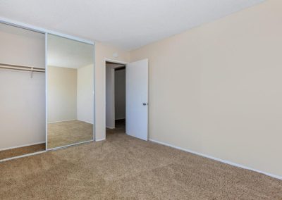 bedroom with closet at la mesa palms