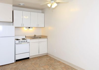 kitchen with refrigerator stove and sink at ni si apartments