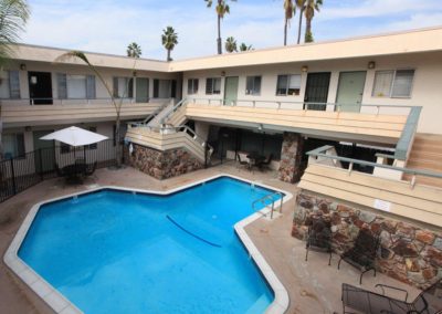 overview of courtyard at oceanridge apartments