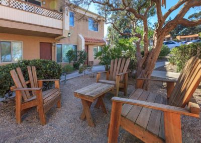 parklane apartments outdoor lounge area