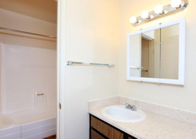 bathroom at parkwood gardens apartments