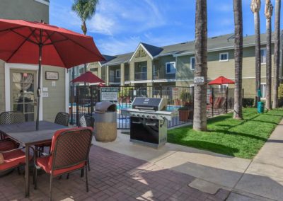 gated pool area and barbeque at peppertree gardens apartments