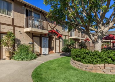 courtyard area at pepper valley apartments