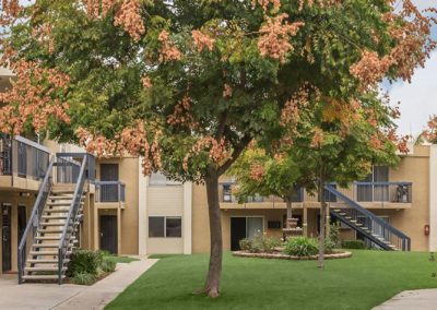 courtyard area at sandalwood apartments