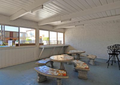 lounge area at greentree apartments