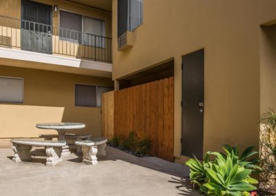 courtyard with seating at parks avenue